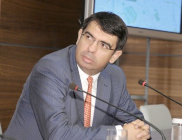 Ministrul Cazanciuc, consiliat de un ofiţer SRI